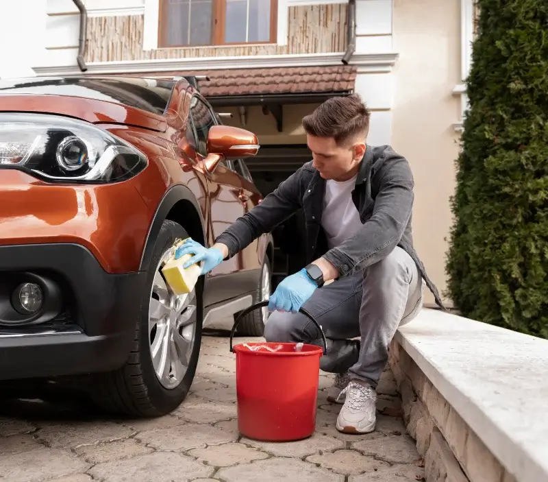 Lavage auto à domicile Poueyferré : professionnel intervenant sur un véhicule